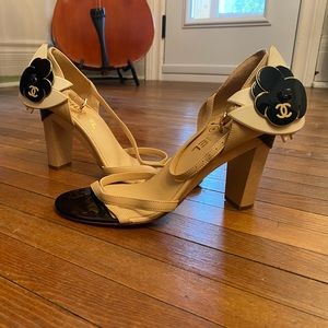 Chanel beige heels with cute black flower detail. Size 38.